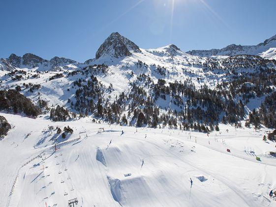 Ski guide at Grandvalira Resorts Ushuaia The Mountain Hotel Arinsal Ski guide at Grandvalira Resorts Ushuaia The Mountain Hotel Arinsal