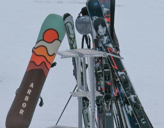 Rental shop for ski equipment and clothing inside the hotel Ushuaia The Mountain Hotel Arinsal Rental shop for ski equipment and clothing inside the hotel Ushuaia The Mountain Hotel Arinsal